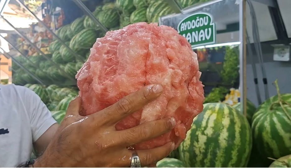 Kocaman karpuzu eliyle soydu! Sosyal medya bu manavı konuşuyor