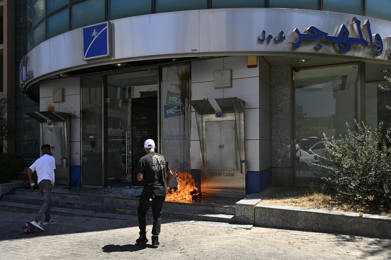 Lübnan'da ayaklanan halk bankaları ateşe verdi! Hesapları 7 yıldır blokeli