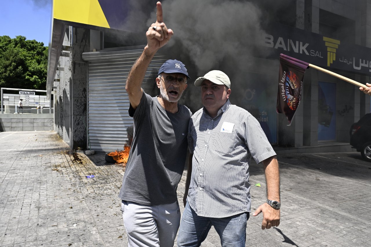 Lübnan'da ayaklanan halk bankaları ateşe verdi! Hesapları 7 yıldır blokeli