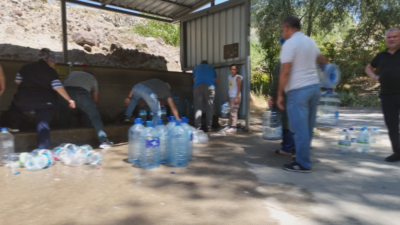 Başkentte 3 gün susuz kalan vatandaşlar, çeşmelere akın etti (Fotoğraf: İHA)