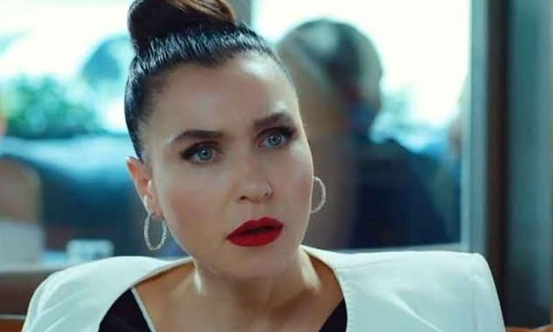 Şevval Sam Tuzlu Kahve için imaj yeniledi! Sarışın haliyle dikkat çekti