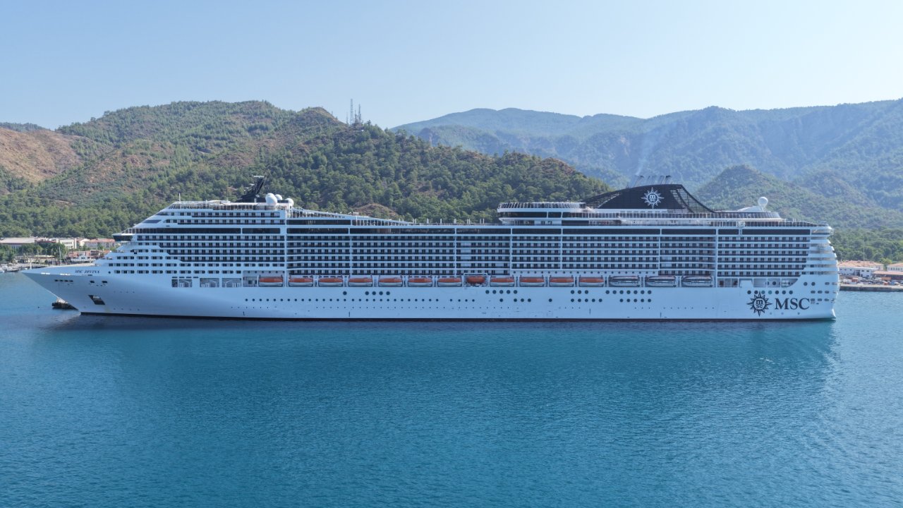 Turizmin gözde kentine demirledi! 333 metrelik gemi 4 bin 249 turist getirdi