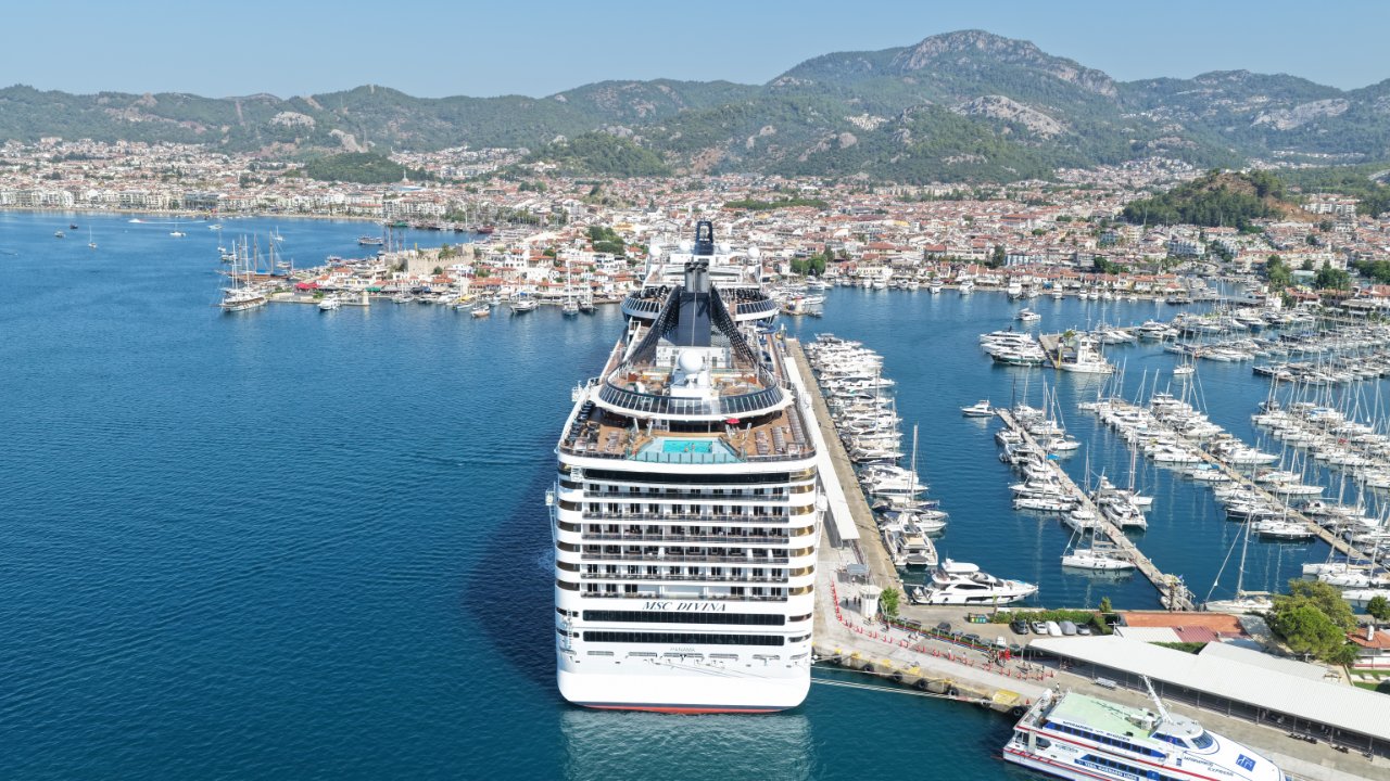 Turizmin gözde kentine demirledi! 333 metrelik gemi 4 bin 249 turist getirdi
