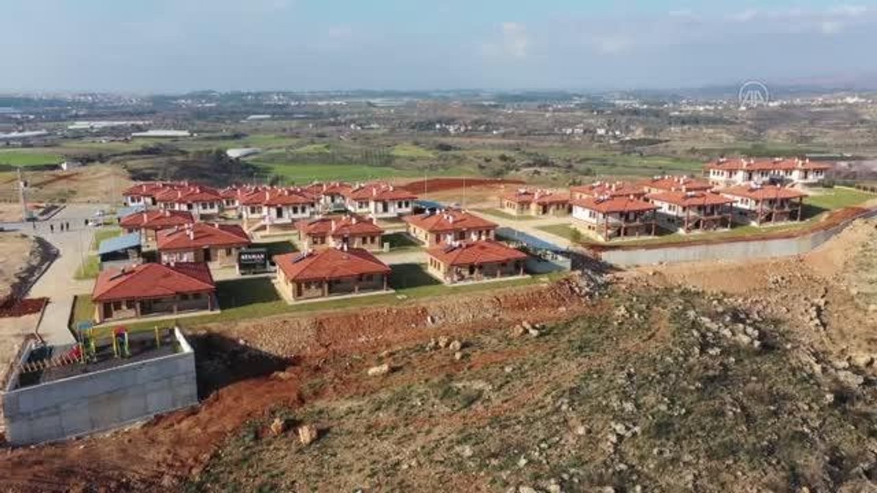 Antalya’nın Manavgat ilçesinde 2021’de yaşanan orman yangınında evleri yanan vatandaşlara, bir yıl dolmadan yeni konutları teslim edildi.