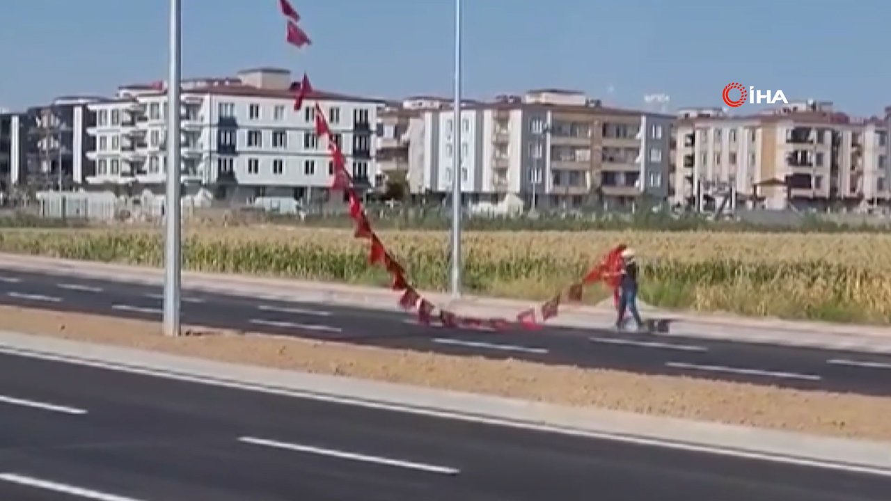 Yoğun trafiğe aldırış etmedi! Yerdeki Türk bayrağını alıp direğe böyle astı