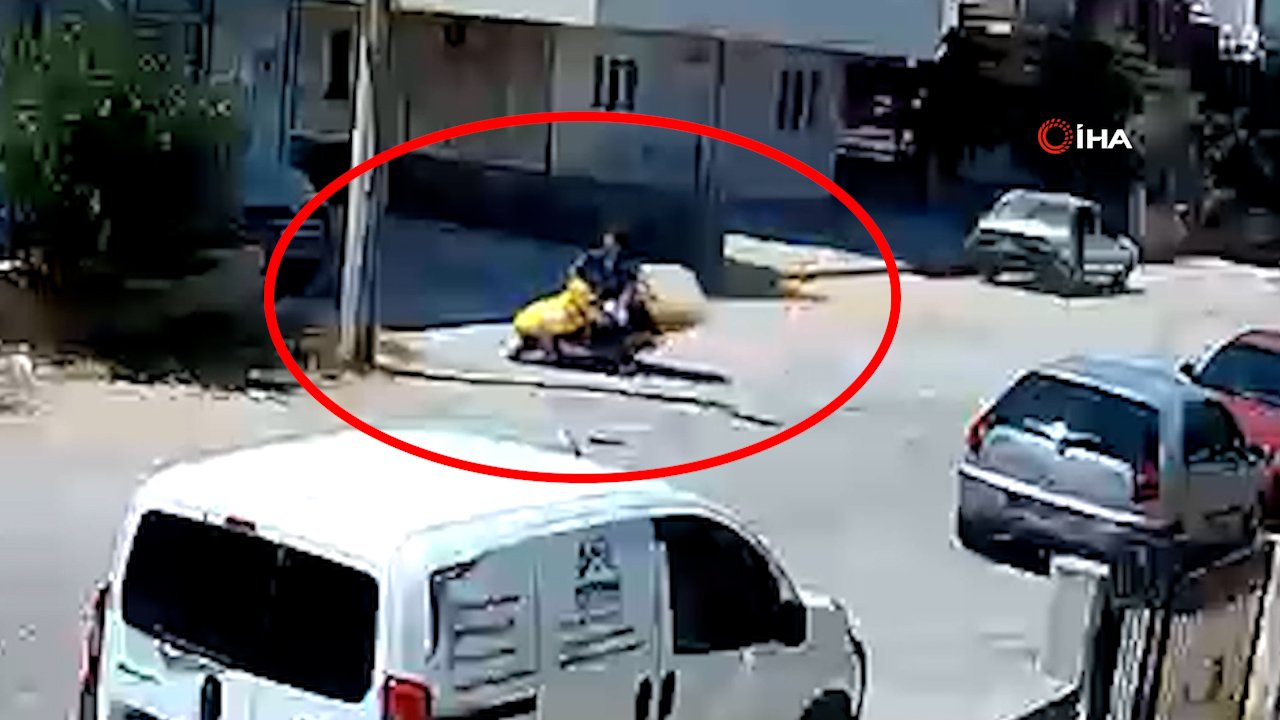 Aşırı sıcak kazaya neden oldu! Postacının aydınlatma direğine çarptığı anlar kamerada
