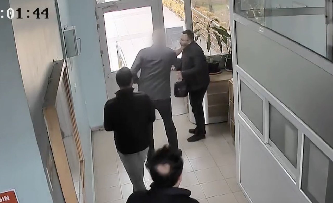 Çektiği fotoğraf başına iş açtı! Gazeteciye tokat atan doktora indirimli ceza!