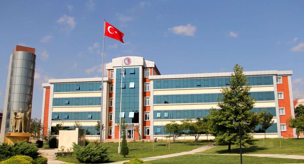 "Çimlere uzanıp günah işleyelim" diyen tacizci akademisyen göreve döndü! Öğrenciler isyanda