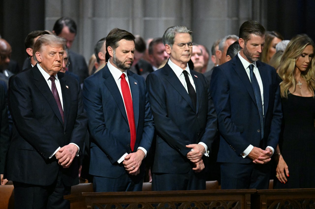 Grahamın cenazesinde Trump ve Vancein tavırları olay oldu: Şeker detayı çok konuşuldu