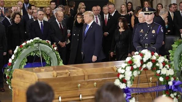 Grahamın cenazesinde Trump ve Vancein tavırları olay oldu: Şeker detayı çok konuşuldu
