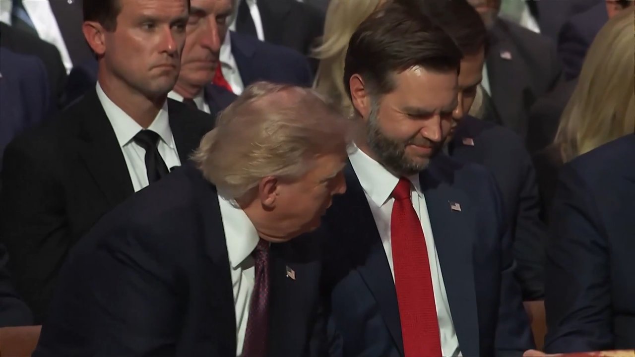 Grahamın cenazesinde Trump ve Vancein tavırları olay oldu: Şeker detayı çok konuşuldu
