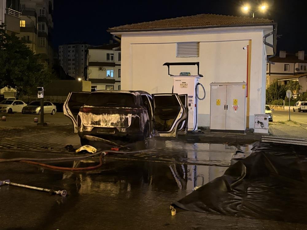 Kayseri’de yürekler ağza geldi! Elektrikli araç bomba gibi patladı: O anlar saniye saniye görüntülendi