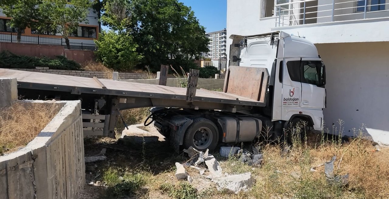 Kırıkkale'de faciadan dönüldü! Freni boşalan tırın apartmana çarpma anı kamerada