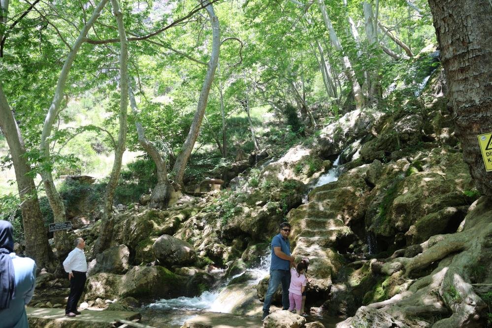 Kuruyan şelale yeniden çağladı! Vatandaşlar 40 derece sıcaklıktan bunalıp oraya akın etti