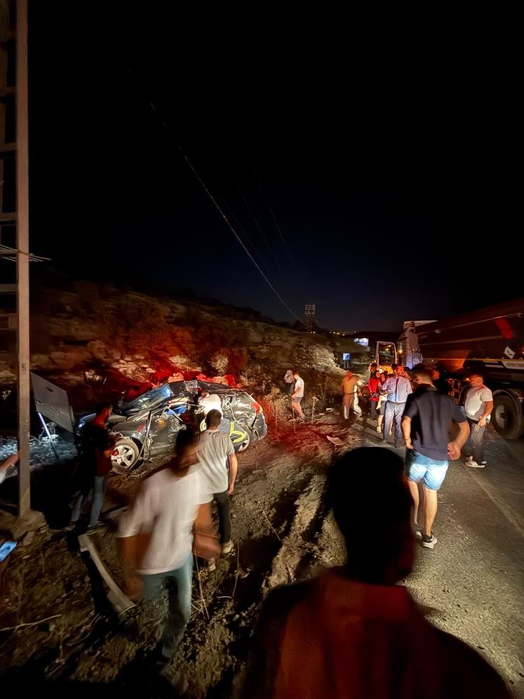 Mardin'de korkunç kaza! Otomobil ile kamyonet çarpıştı: Ölü ve yaralılar var