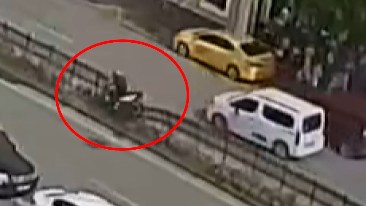 Önüne çıkan araca çarpıp karşı şeride savruldu! Yürekleri ağza getiren kaza kamerada