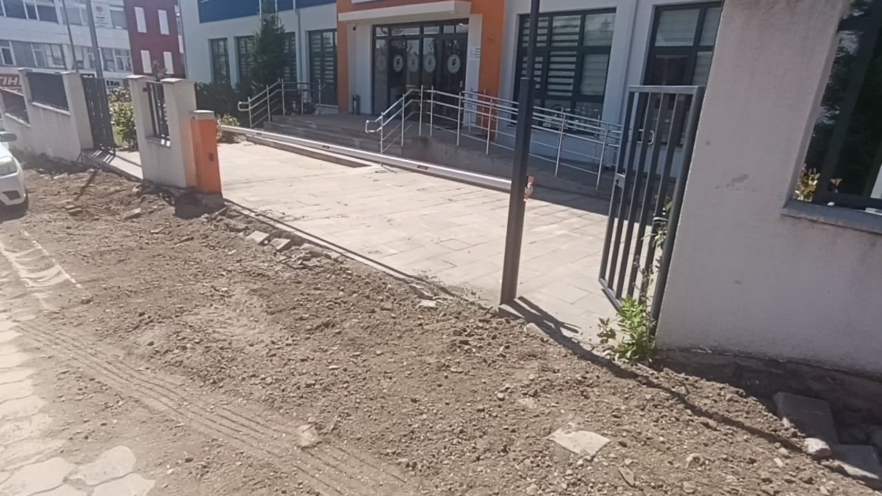 Personelle tartışan belediye başkanı kurumun önünü kazdırdı! Vatandaşlar hayrete düştü