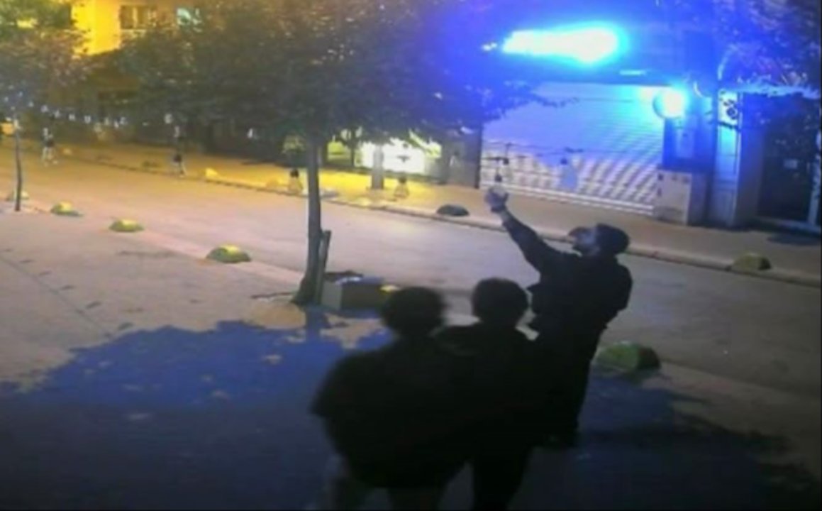 Sokak ortasında ilginç olay! 3 genç esnafın astığı ampulü söküp kayıplara karıştı