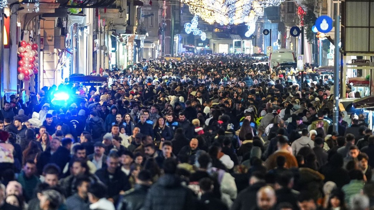 TÜİK açıkladı: Kadınlar daha uzun yaşıyor, erkekler daha uzun sağlıklı kalıyor