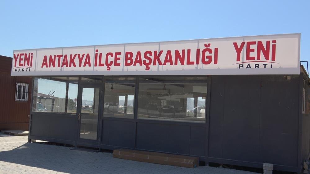 Yeni Parti'nin ilk tabelasını o astı!