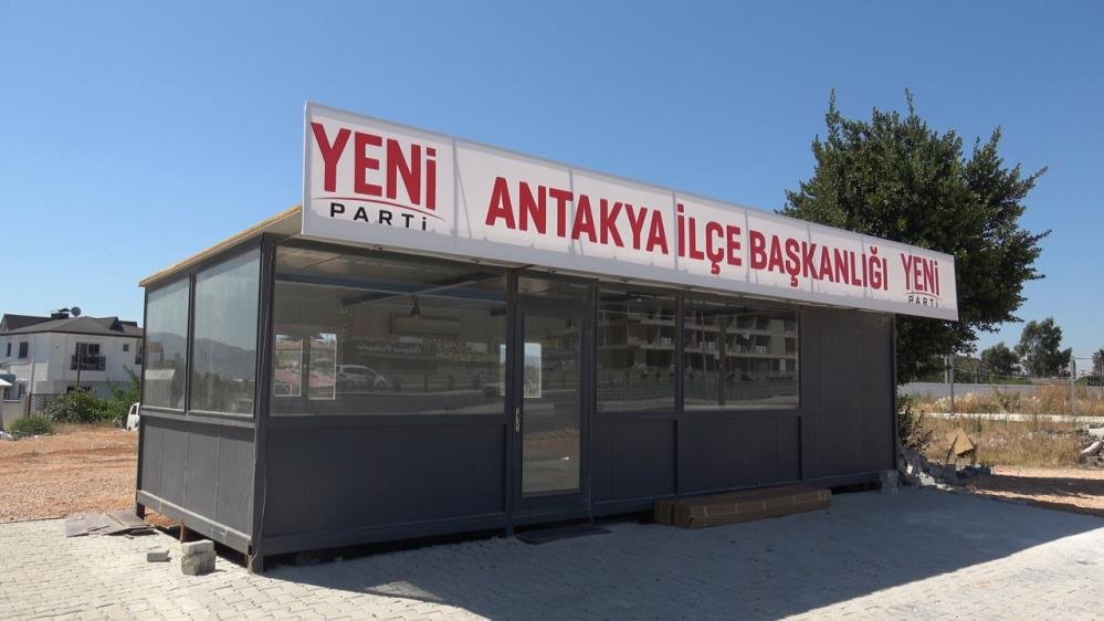 Yeni Parti'nin ilk tabelasını o astı!