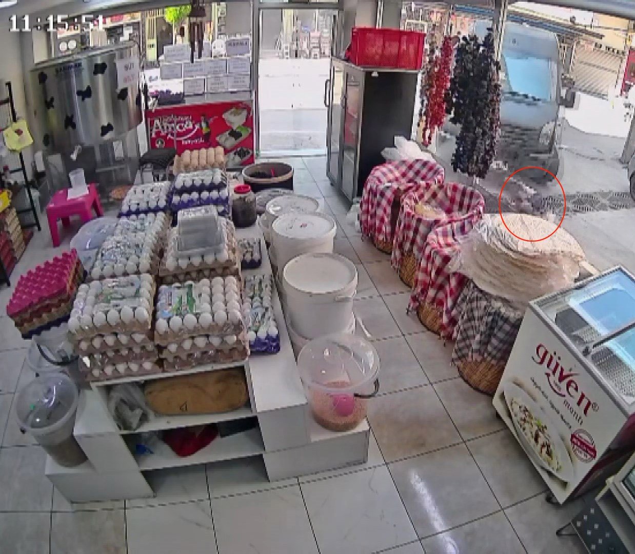 Yürekleri ağza getiren kaza! Kamyonetin altında kalan çocuk emekleyerek çıktı