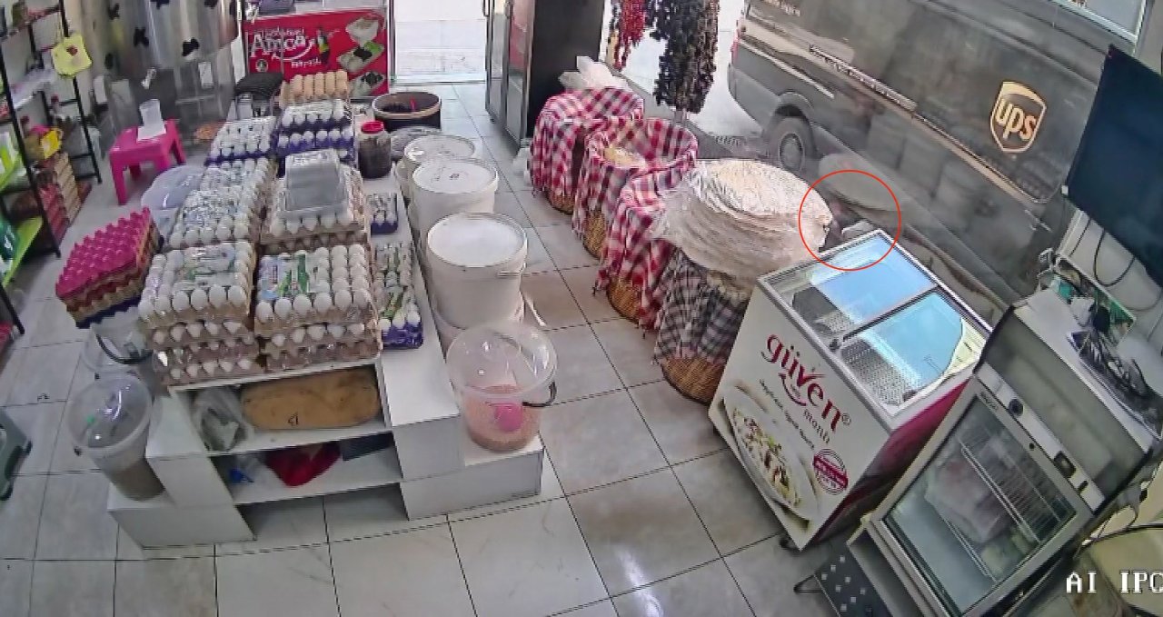 Yürekleri ağza getiren kaza! Kamyonetin altında kalan çocuk emekleyerek çıktı