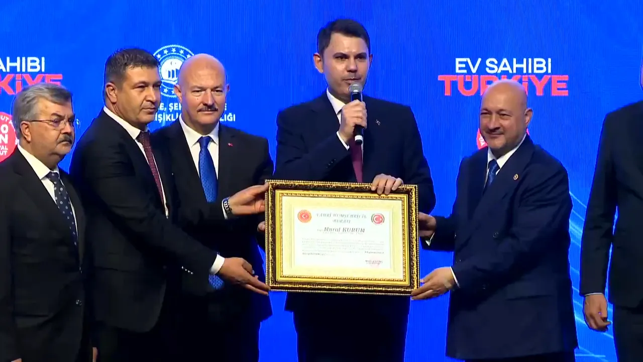 Törenin sonunda Bakan Kurum'a Fahri Hemşehrilik Unvanı verildi.