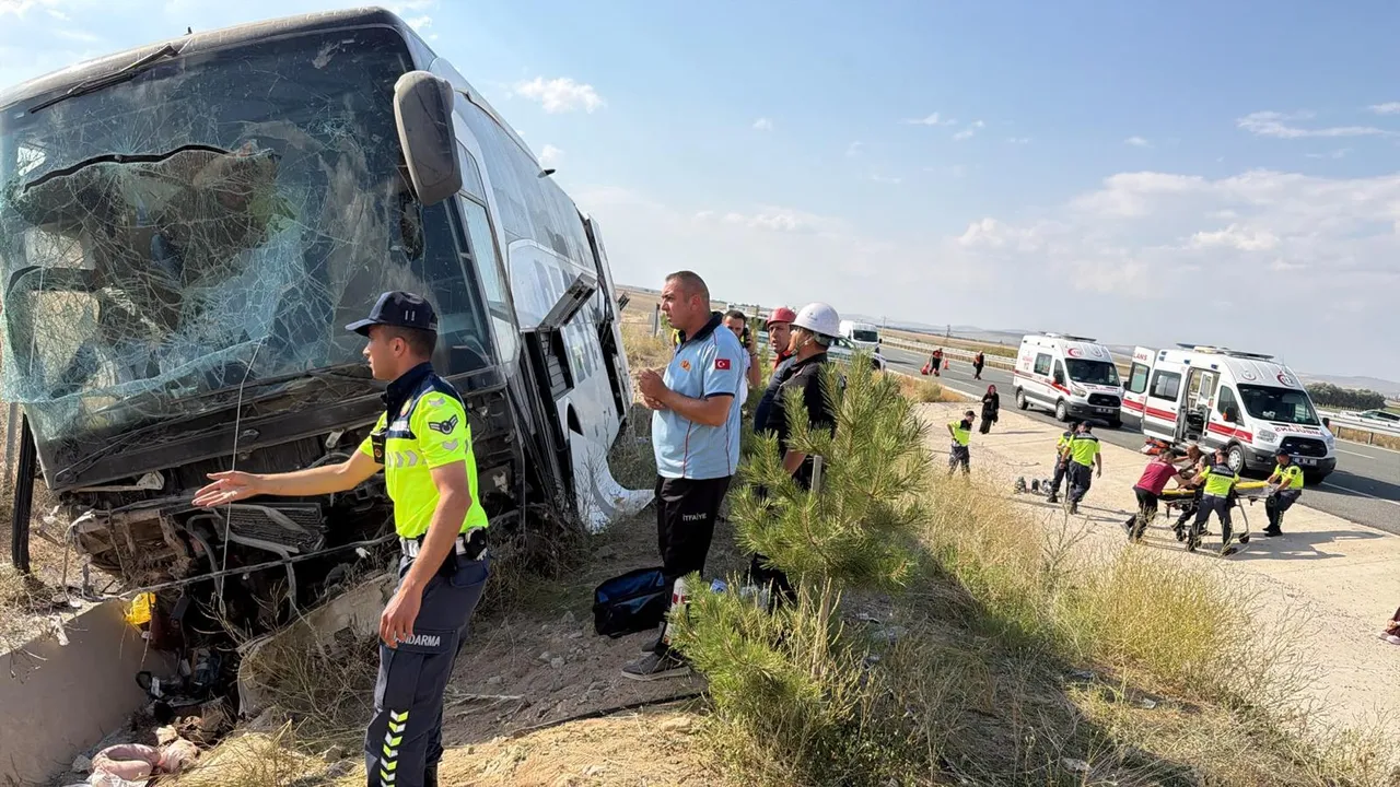 Aksaray'da yolcu otobüsü kazası! Çok sayıda yaralı var