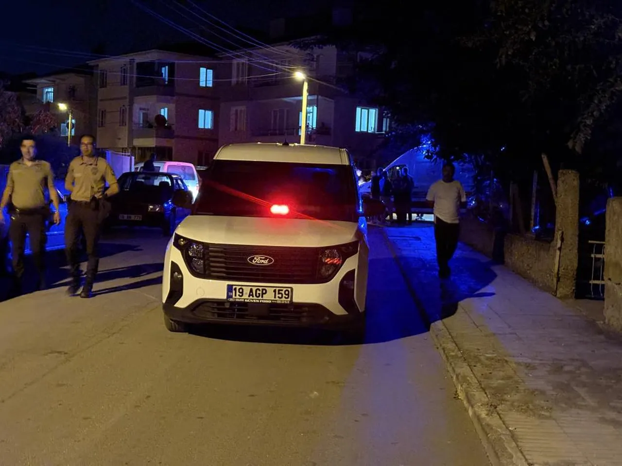 Babasının evine ateş açtı, arabasına da zarar verdi!
