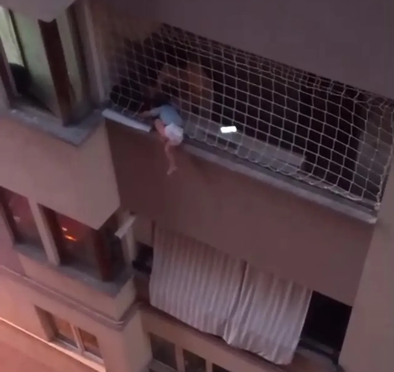 Balkon filesinde asılı kaldı! Bir annenin en zor sınavı: Ellerinden kayacaktı...