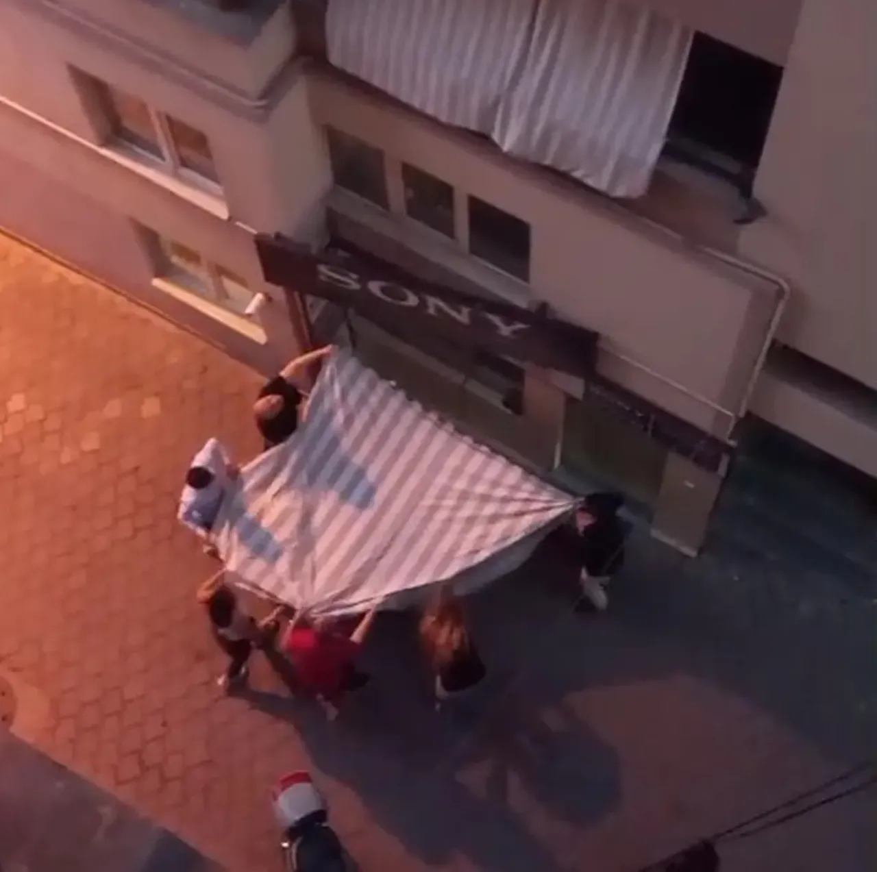 Balkon filesinde asılı kaldı! Bir annenin en zor sınavı: Ellerinden kayacaktı...