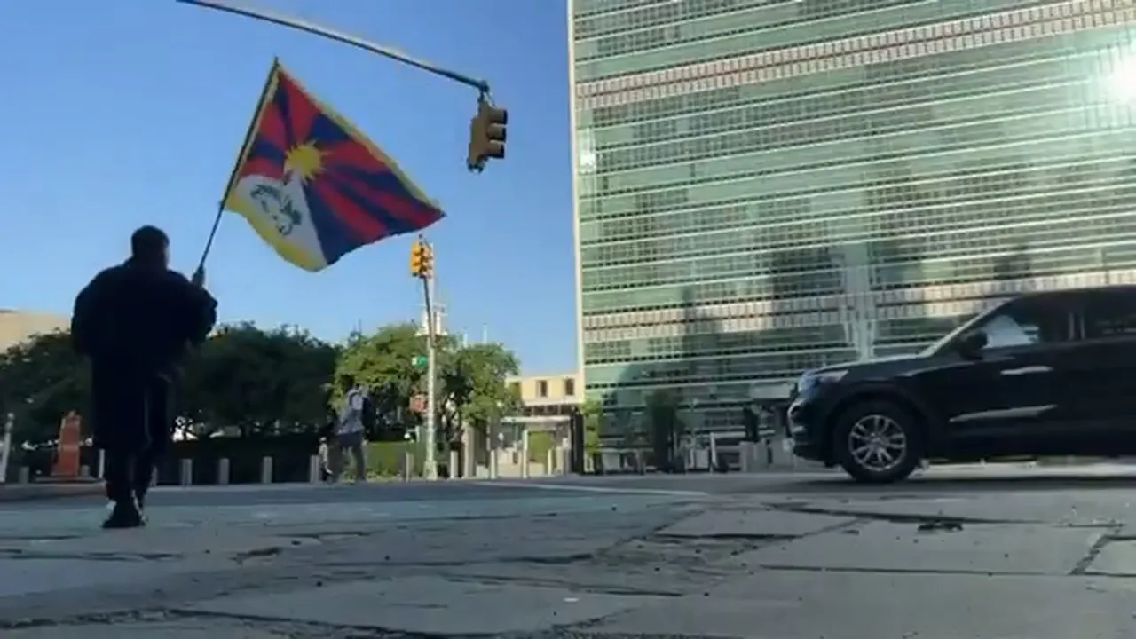 BM Genel Merkezi önünde korkunç anlar! Saniyeler içinde kendisini ateşe verdi