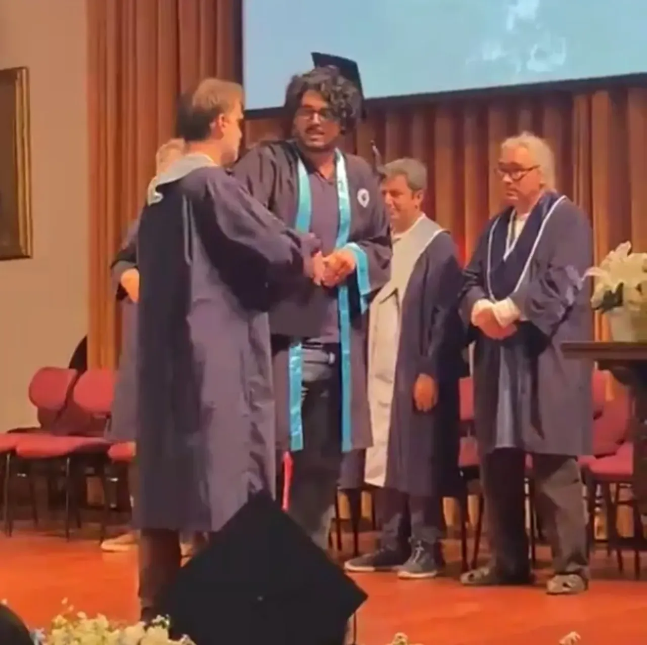 Boğaziçi Üniversitesi mezuniyetinde olay! Herkesin önünde diplomayı çekiştirdiler