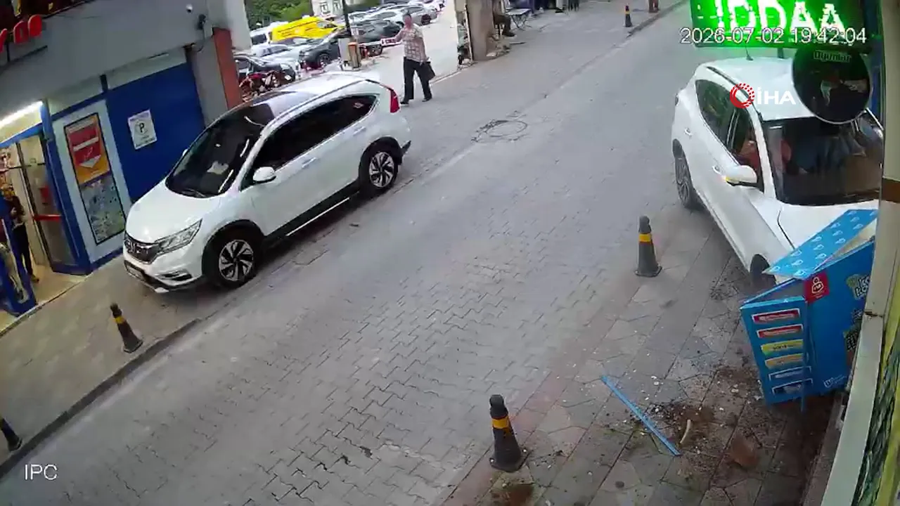 Fren yerine gaza basınca iş yerine girdi! Otomobilin dükkana dalma anı kamerada