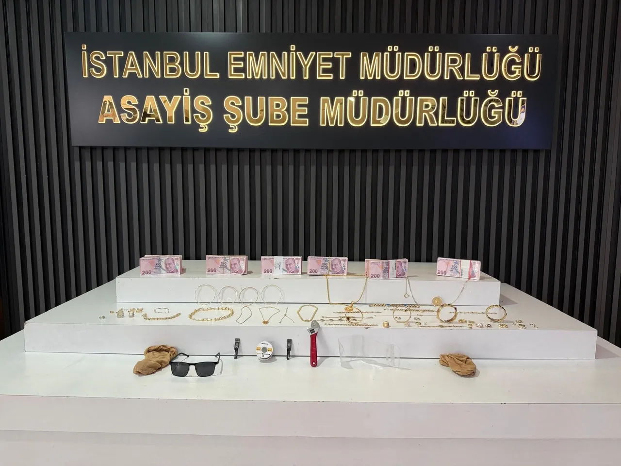 İstanbul'da girmedikleri ev kalmamış! 1 milyonluk ziynet eşyasıyla yakalandılar