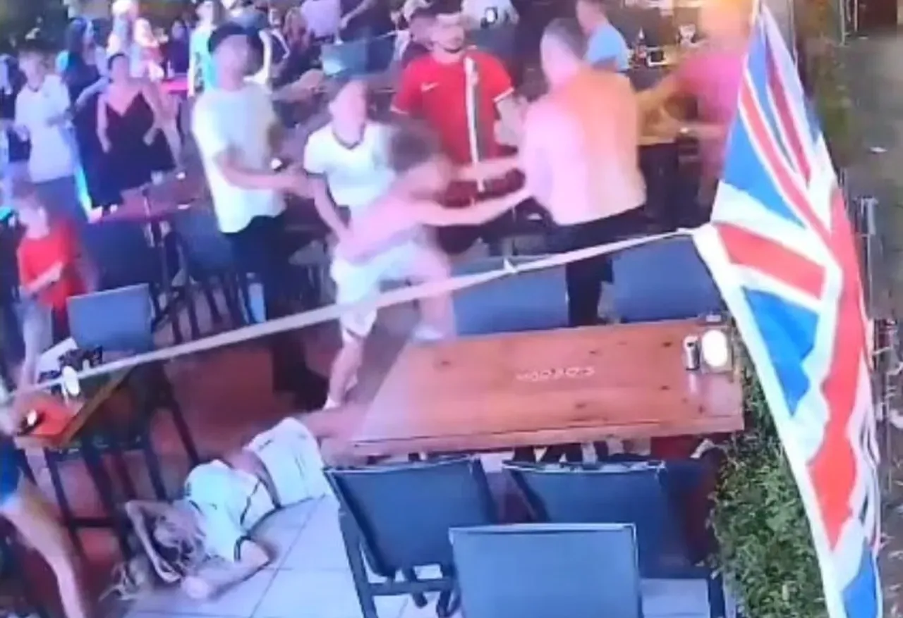 Marmariste gözü dönmüş turist dehşet saçtı: Eşini ve çocuklarını acımadan dövdü