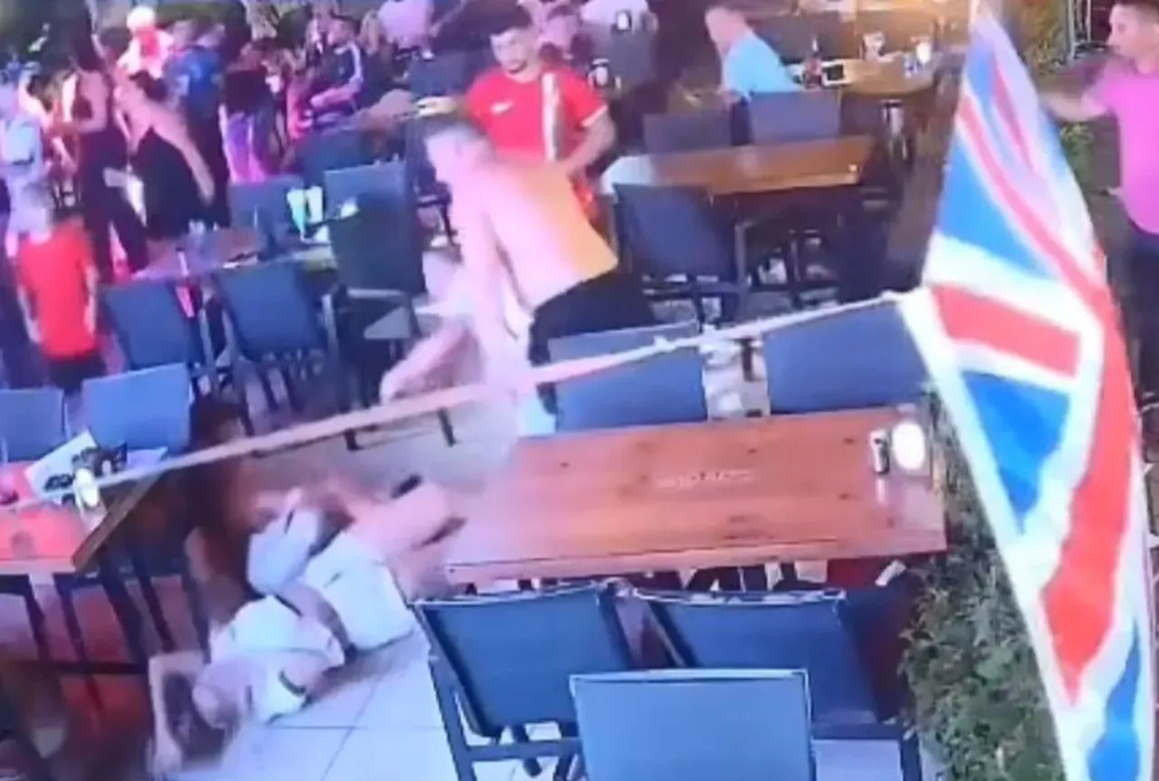 Marmariste gözü dönmüş turist dehşet saçtı: Eşini ve çocuklarını acımadan dövdü