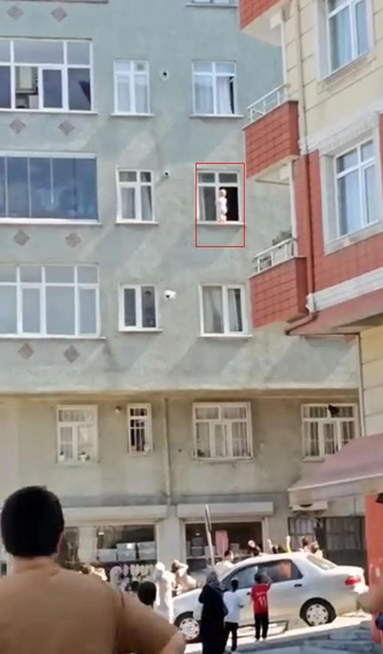 Nefes kesen anlar! 3. kattaki evin penceresinde yürüyen bebek yürekleri ağza getirdi