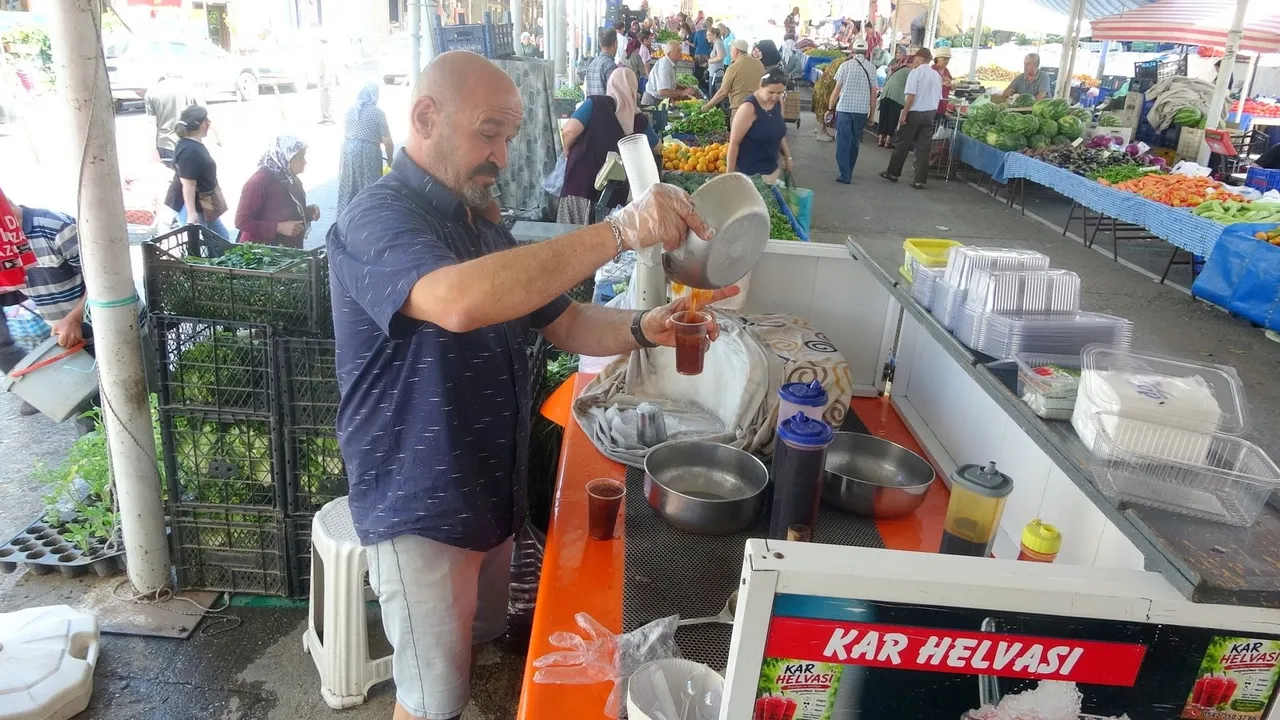 Yaz sıcağına asırlık çözüm! Kar helvasına yoğun ilgi var