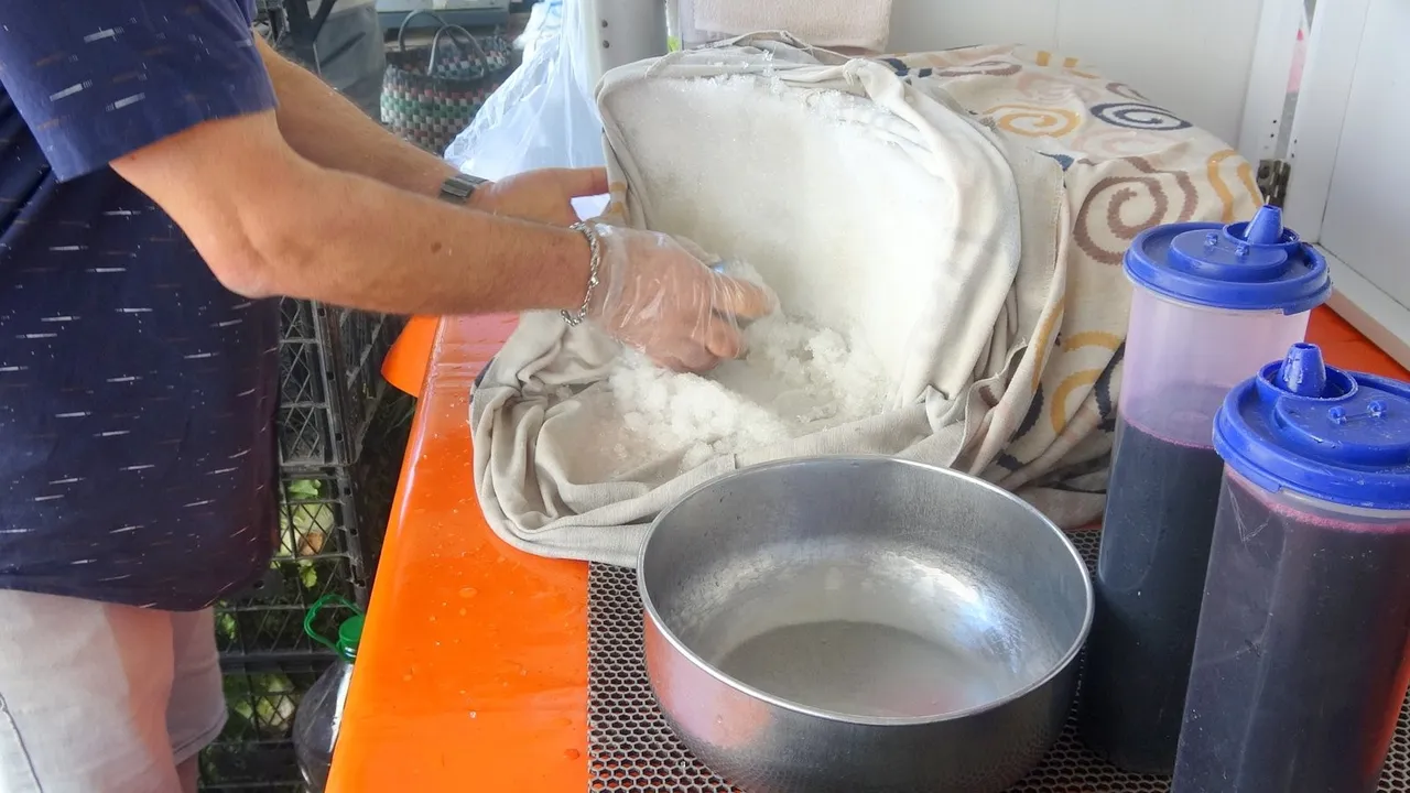 Yaz sıcağına asırlık çözüm! Kar helvasına yoğun ilgi var