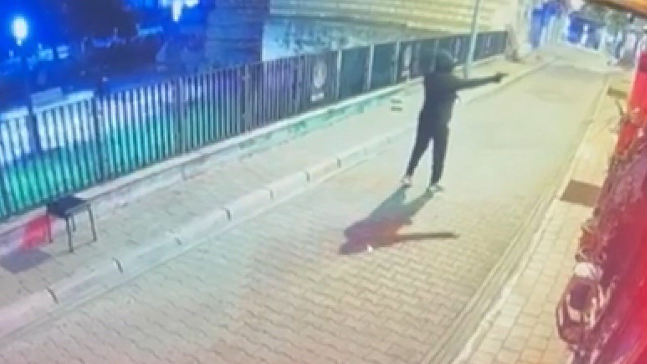 Alacak verecek meselesi! Fatih'te yüzünü gizleyip iş yerini kurşunlayan saldırgan kamerada