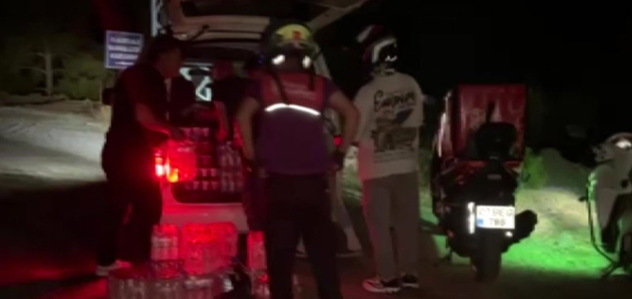 Alevlerin arasından geçtiler! Alanya'da kuryelerden itfaiyeye malzeme desteği