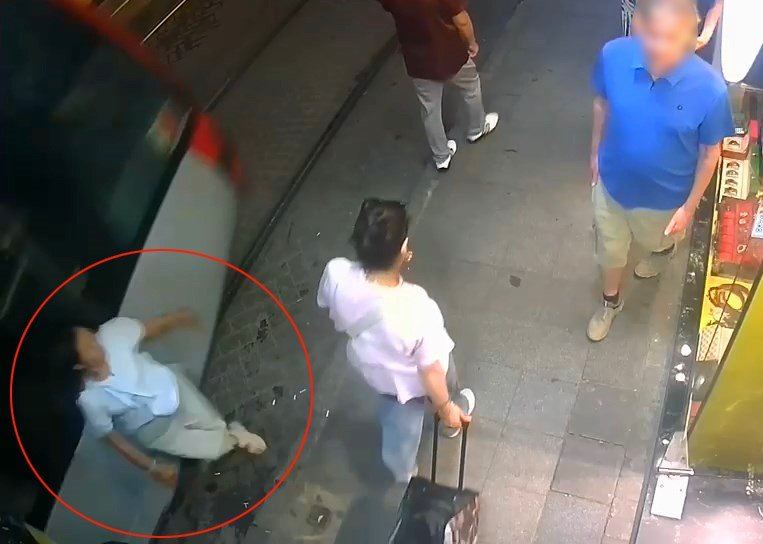 Facia 1 ay sonra tekrarladı! İstanbul’un göbeğinde korku dolu anlar! Yolda yürüyen kadına tramvay çarptı