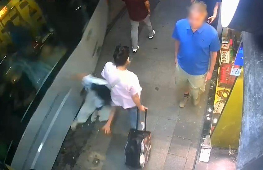 Facia 1 ay sonra tekrarladı! İstanbul’un göbeğinde korku dolu anlar! Yolda yürüyen kadına tramvay çarptı