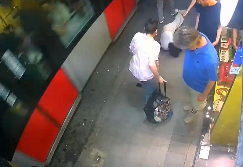 Facia 1 ay sonra tekrarladı! İstanbul’un göbeğinde korku dolu anlar! Yolda yürüyen kadına tramvay çarptı