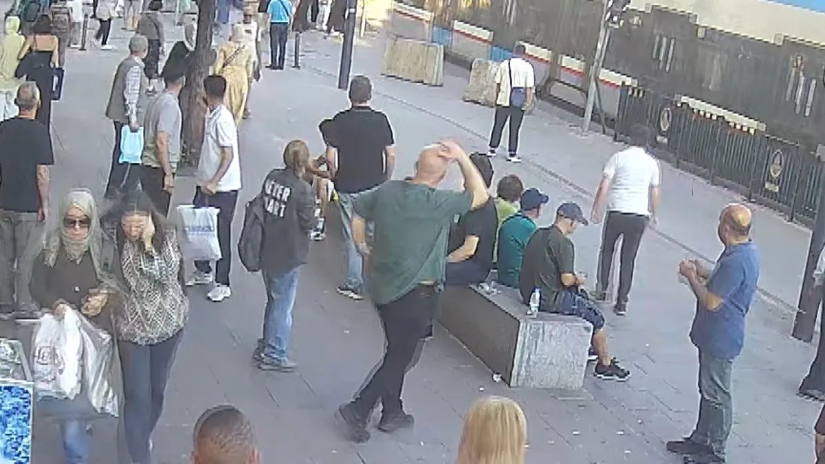 Facia 1 ay sonra tekrarladı! İstanbul’un göbeğinde korku dolu anlar! Yolda yürüyen kadına tramvay çarptı