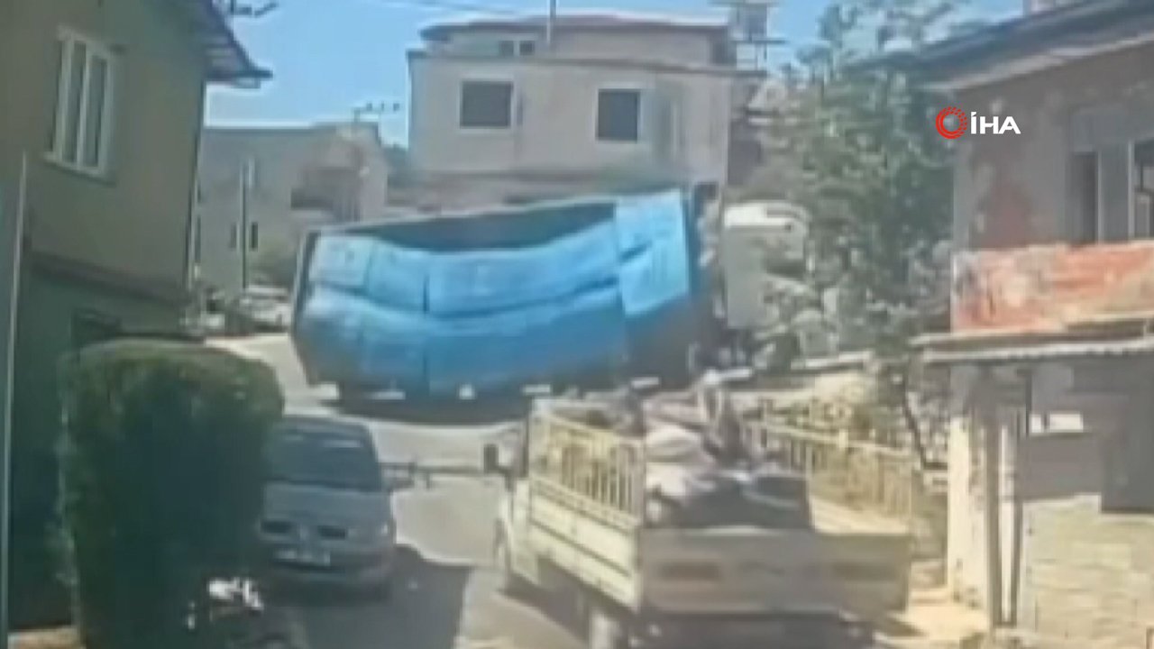Hatay'da rampayı çıkamayan briket yüklü tırın devrilme anı kamerada