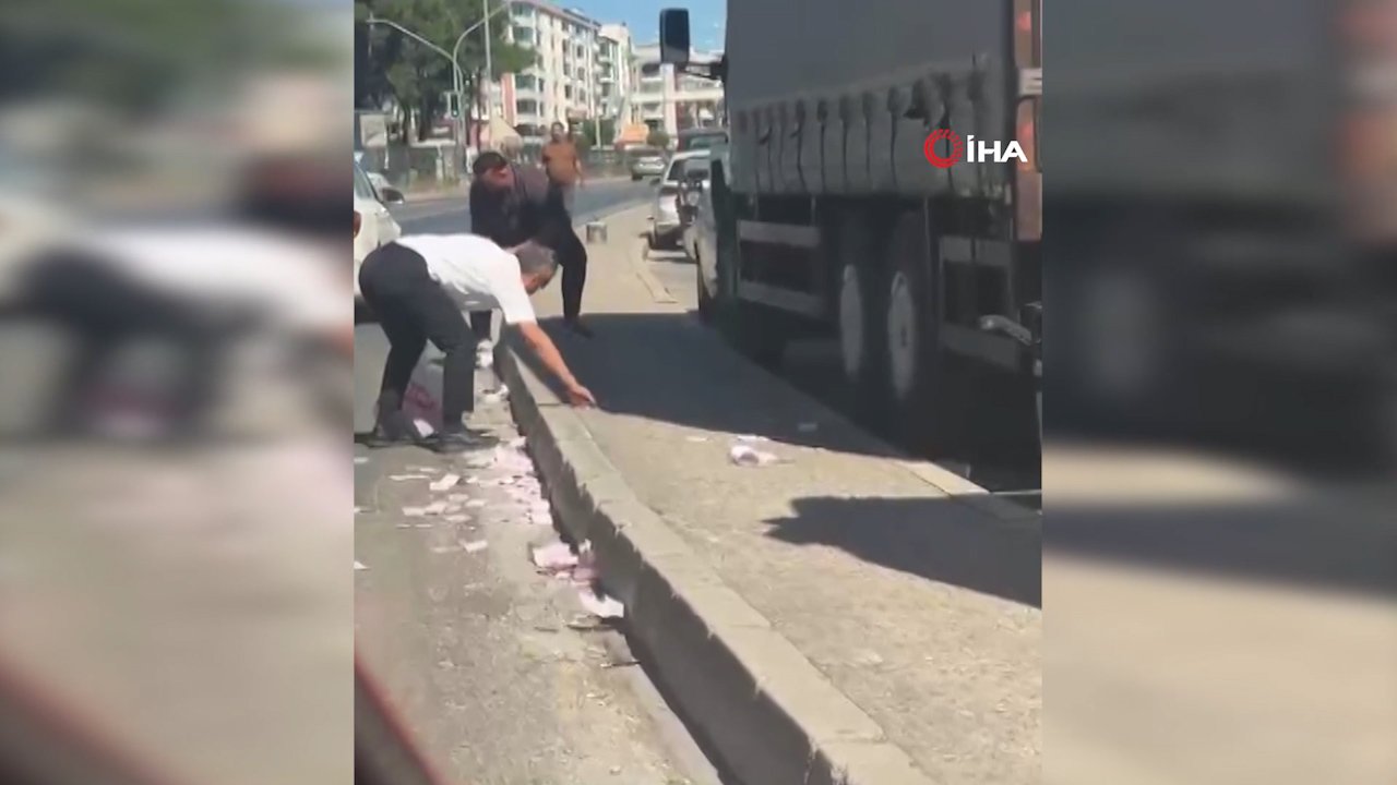 İzmir'de yola saçılan paralar trafiği durdurdu! Vatandaşın panik anları kamerada