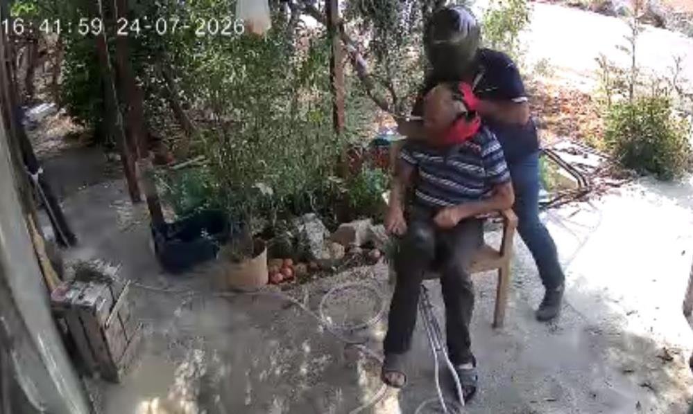 Mersin'de feci görüntü! Yaşlı adamın boynunu kırmaya çalışıp darbetti